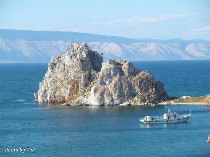 Đỉnh mũi đá khổng lồ là chỗ dành cho những người thích phưu lưu mạo hiểm, xa xa là dãy núi sừng sững bao bọc quanh hồ Baikal.